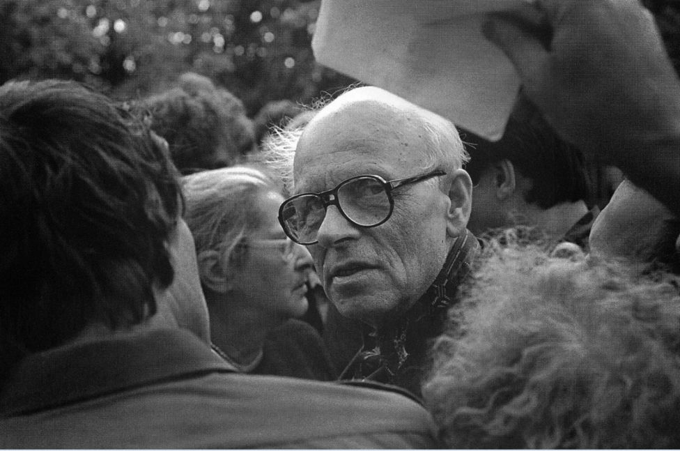 Andrei Dmitrievich Sakharov bersama isterinya, Jelena Bonner dalam sebuah unjuk rasa di Moskow, 1989. Jelena Bonner mewakili Sakharov untuk menerima Nobel Perdamaian 1975, karena suaminya tak mendapat izin pemerintah Sovyet.