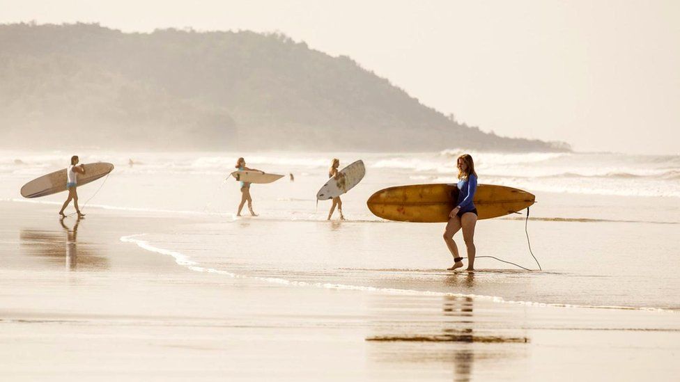 В Коста-Рике прекрасные пляжи, где можно заниматься серфингом и, конечно, плавать