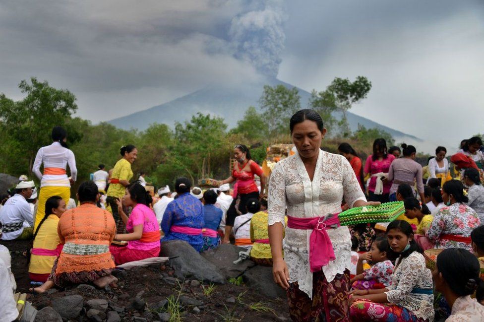 Ceremonia hinduista frente al volcán Agung.