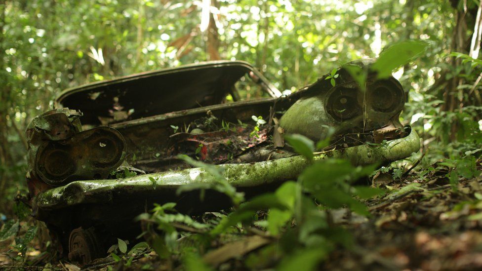 Auto abandonado en el Darién