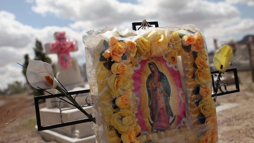 Mezarlar, fakir bir Juarez mahallesinde bir mezarlıkta görülüyor; burada, 24 Mart 2010'da Juarez'de birçok kişinin şiddet suçu kurbanları var.