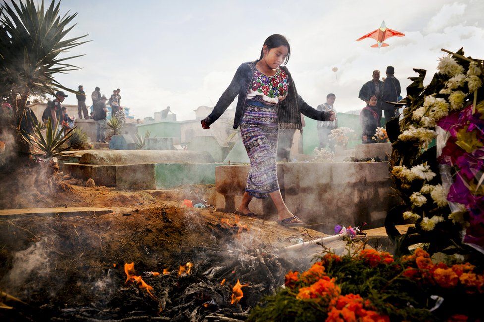 Au Guatemala, une jeune femme a marché entre des pierres tombales alors que les gens célébraient le Jour des Morts dans un cimetière local. Les cerfs-volants colorés servent à effrayer les mauvais esprits afin que les morts puissent apprécier des offres de leurs parents
