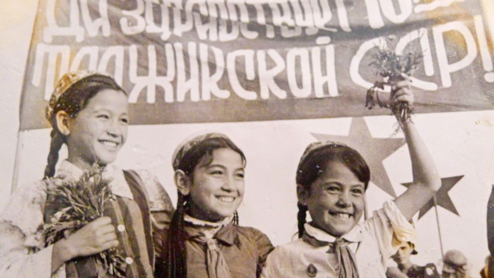 Девочки-пионерки на митинге по случаю празднования 10-летия ТССР