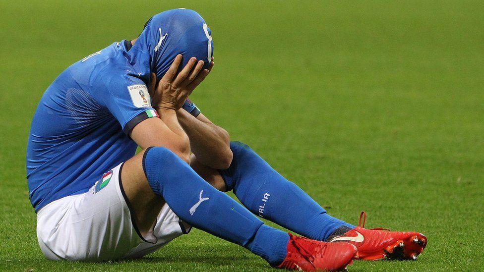 La reacción del centrocampista italiano Alessandro Florenzi tras la derrota...