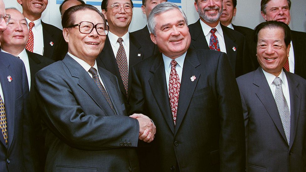 江澤民（左）與錢其琛（右）在萬國商業機器（IBM）紐約總部參觀（31/10/1997）