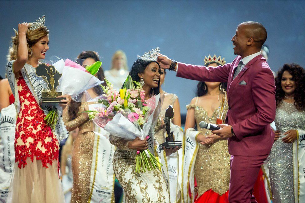 Mrs. Gabon Gwen Madiba reacts after her crown fell on the floor and is re- placed by television host and personality Arthur Evans (R) during the Mrs. Universe beauty pageant on September 02, 2017, at the International Convention Centre in Durban. Mrs. Universe must age 25 to 45, have a family, her own career, and be involved with a significant cause in favour of other people.