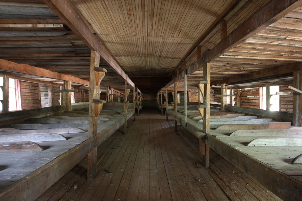 Un dormitorio donde prisioneros durmieron hace 100 años (Foto: Kirill Iodas)
