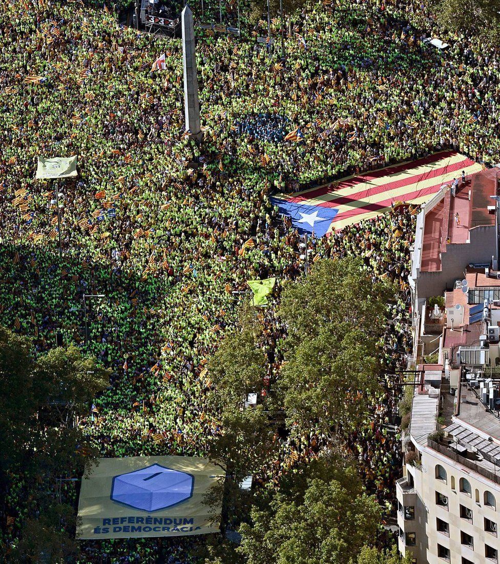шествие в поддержку независимости каталонии в Барселоне