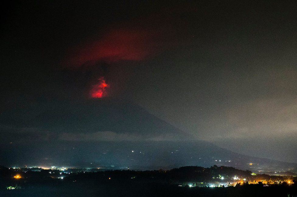 Volcan Agung en Bali de noche.