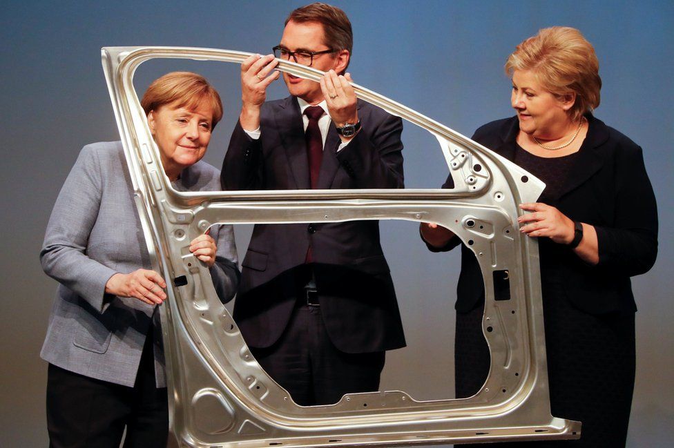 La canciller alemana Angela Merkel, el presidente y director ejecutivo de la empresa noruega de aluminios Hydra, Svein Richard Brandtzaeg, y la primera ministra noruega Erna Solberg