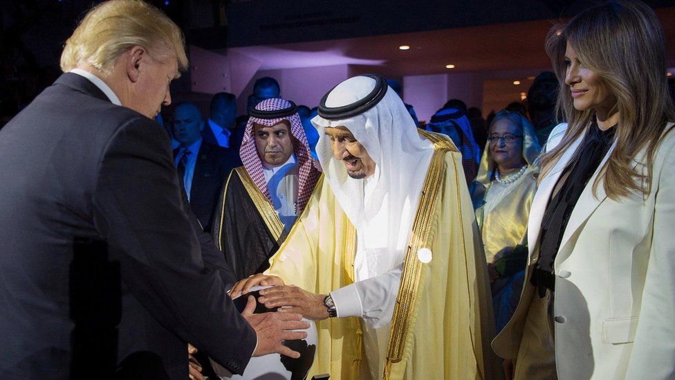 ABD Başkanı Donald Trump, First Lady Melania Trump ile, Mayıs ayında Riyad'a yaptığı ziyarette Kral Selman bin Abdülaziz ile görüştü.