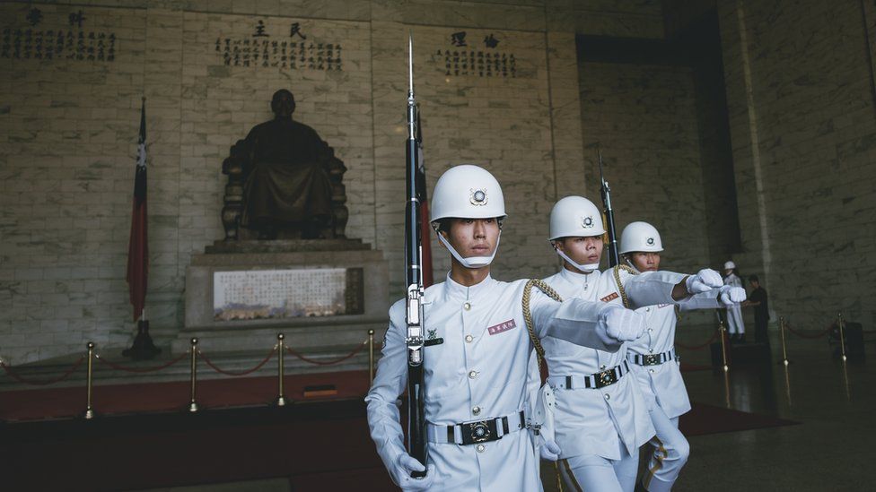 有蔣介石銅像的中正紀念堂內，海軍儀隊正在進行換衛兵儀式。