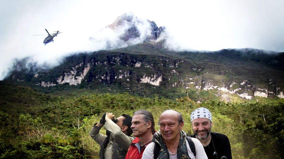 Investigadores junto a la montaña Pico da Neblina.