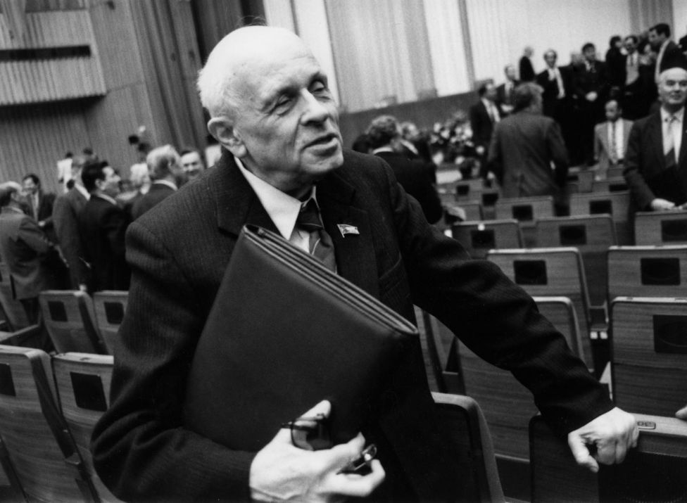 Fisikawan nuklir Soviyet, Andrei Shakarov, menrima hadiah Nobel Perdamaian pada tahun 1975