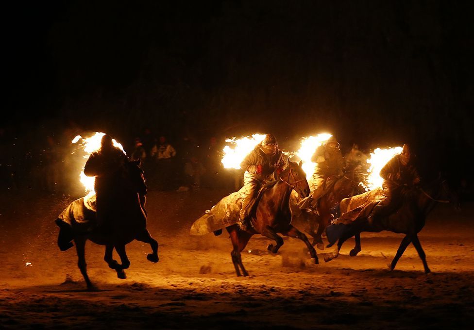 Tres jinetes rodeados de llamas en los Juegos Nómadas Mundiales en Kirguistán