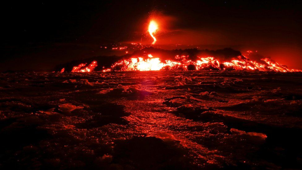 El volcán Etna de Italia entra en erupción y despide lava.