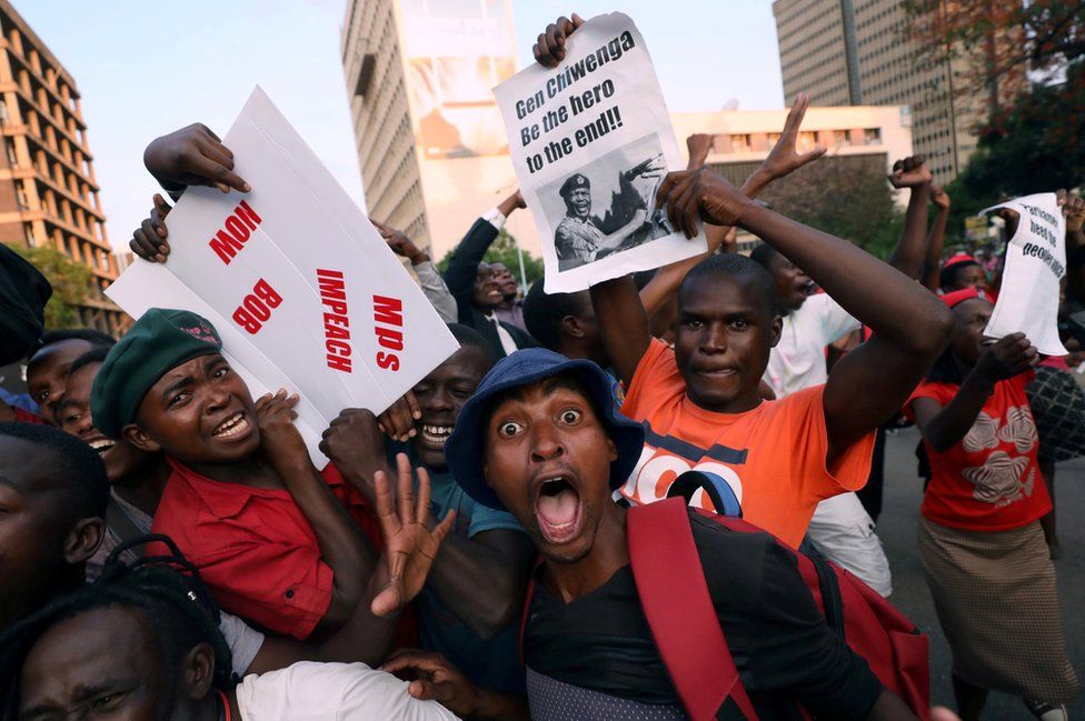 Los zimbabuenses en Harare celebran después de la renuncia del presidente Robert Mugabe, el 21 de noviembre de 2017.