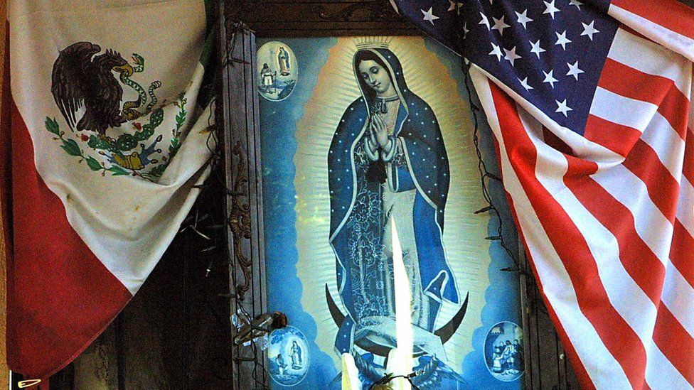 La colorida costumbre de algunos comercios en Los Ángeles de pintar murales religiosos para espantar a los ladrones