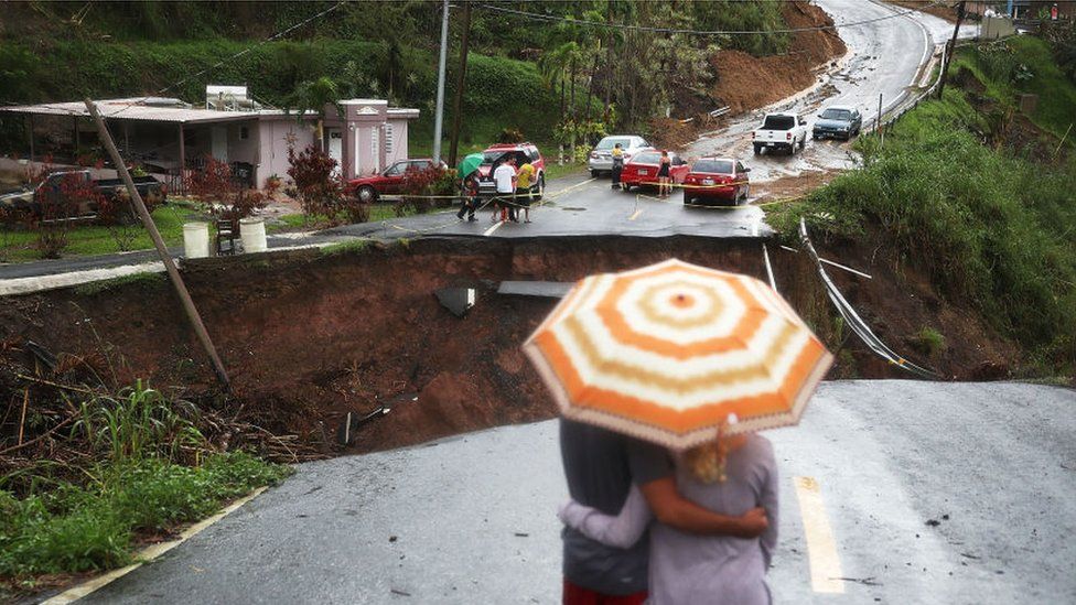 Una ruta interrumpida por un desmoronamiento en Puerto Rico tras el paso del huracán María.