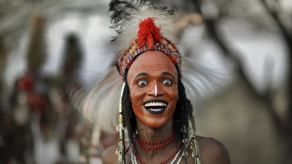 Çad nehri yakınlarındaki Sahra çölünde 'yaake' dansı yapanlar beyaz dişleri ve gözlerinin beyazlarını özellikle gösterme geleneğine sahip.
