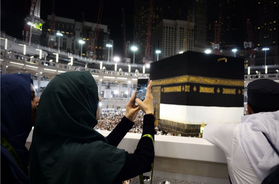 Muslim pilgrims take picture near the Islam's holiest shrine, the Kaaba, at the Grand Mosque in the Saudi holy city of Mecca, late on September 20, 2015. The annual hajj pilgrimage begins on September 22, and more than a million faithful have already flocked to Saudi Arabia in preparation for what will for many be the highlight of their spiritual lives. AFP PHOTO / MOHAMMED AL-SHAIKH (Photo credit should read