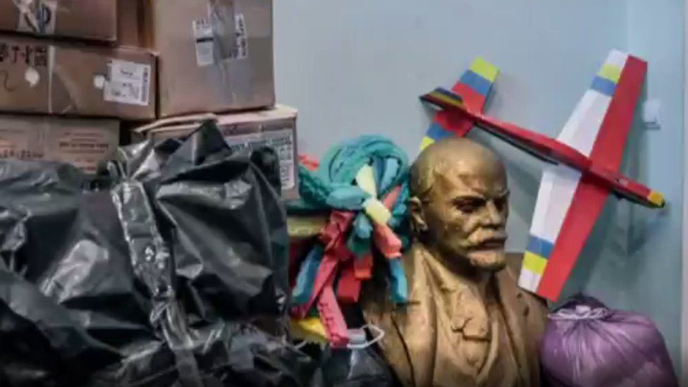 塞巴斯蒂安·戈伯特希望了解這些被砍列寧頭像背後的故事。