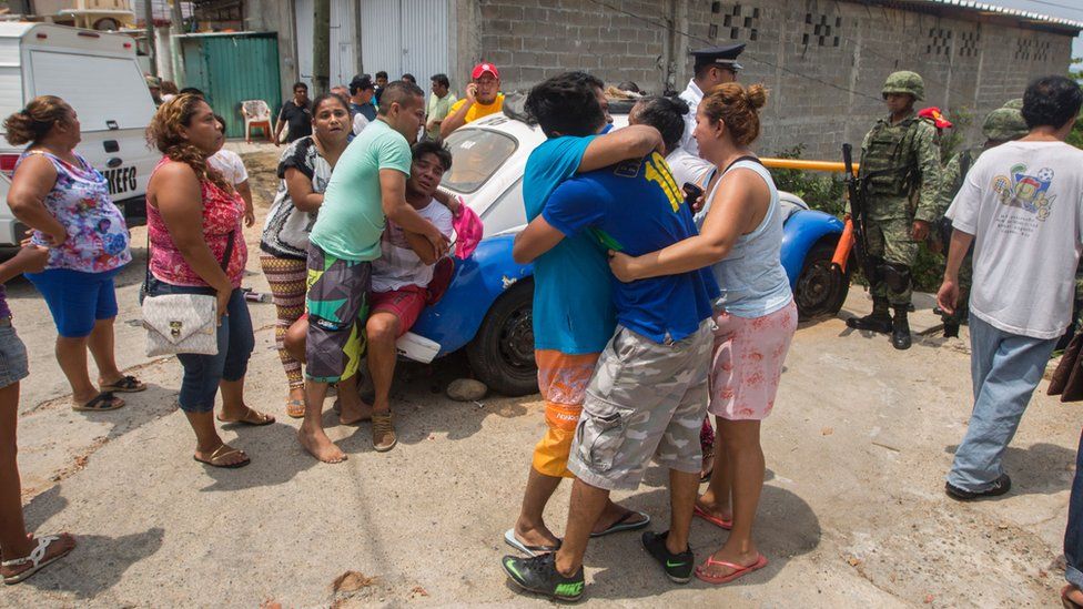 Acapulco'nun 17 Mart 2016'da Meksika'nın Guerrero Eyaletindeki Icacos mahallesinde sokakta yakalanan beş kişinin akrabaları öldürüldü