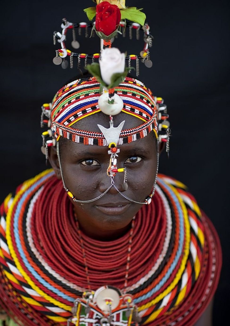 Kenya'da yarı göçebe Rendilli bir genç kız ve başlığı