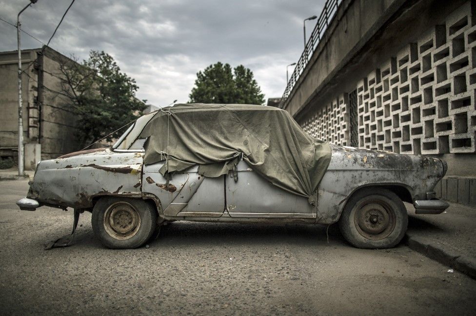 Auto soviético en el parqueo del edificio.