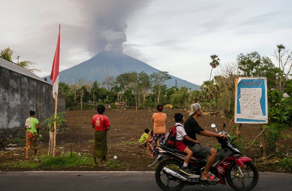 Gente mirando el Volcan Agung en Bali