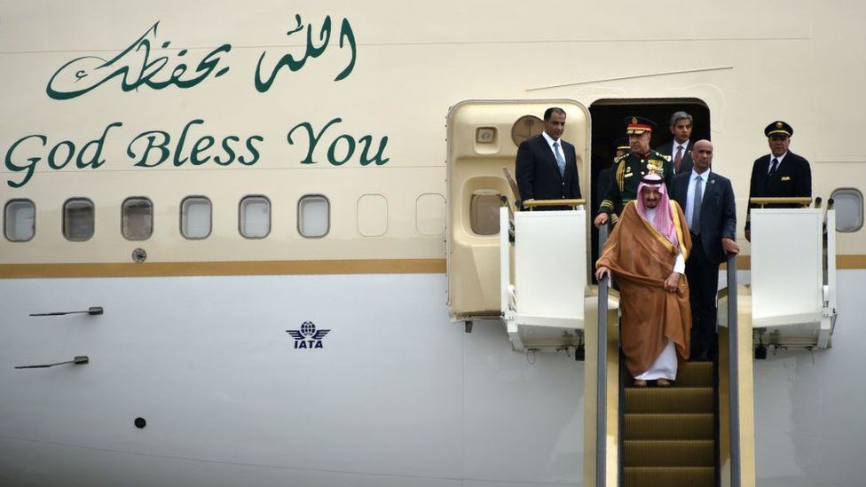 Король Саудовской аравии пребывает в Индонезию.