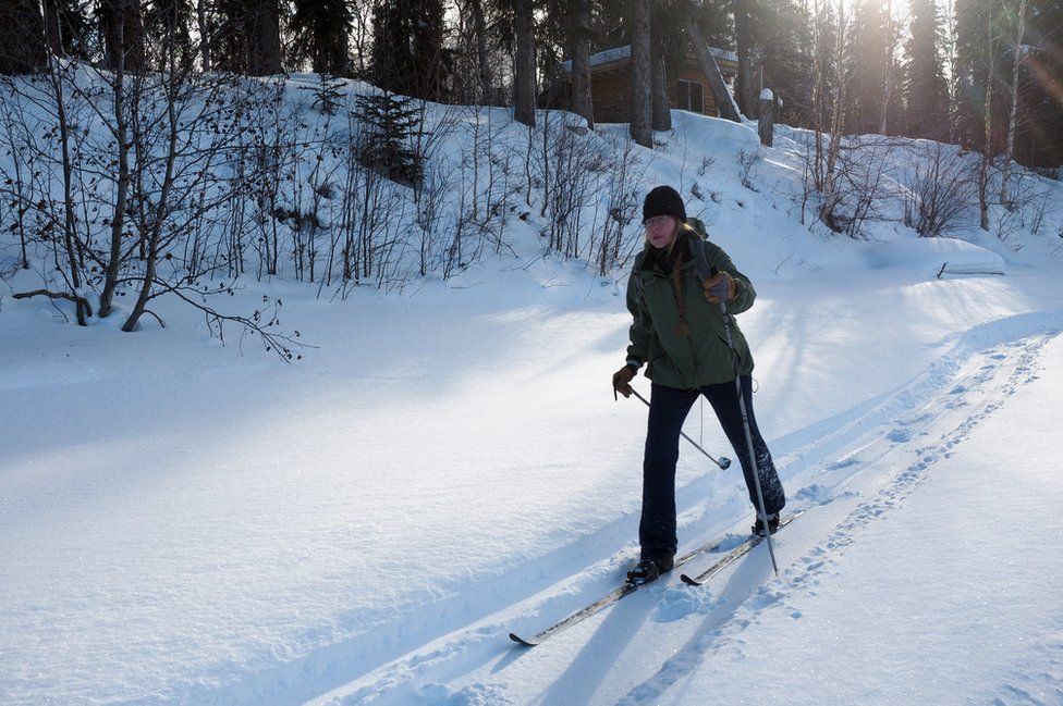 Romey caminando en la nieve