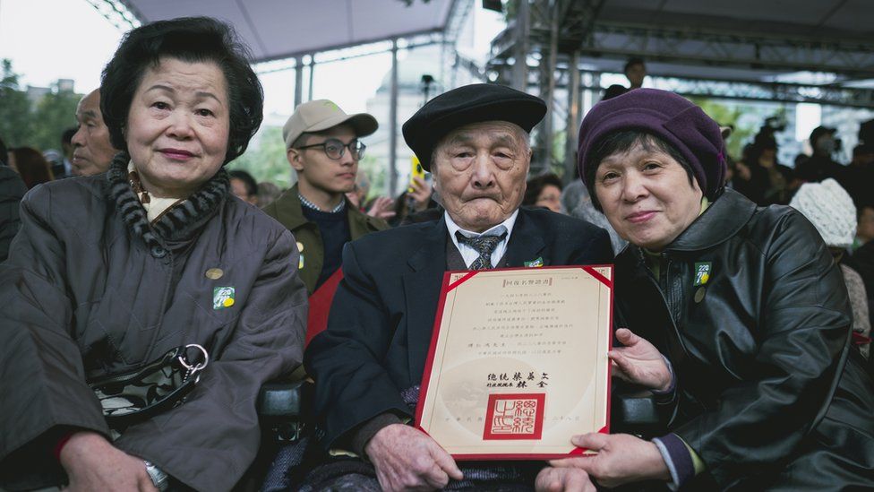 今年97歲的228受難者傅仁鴻在七十週年紀年這天由家人陪同，接過由總統蔡英文頒發的回復名譽證書。