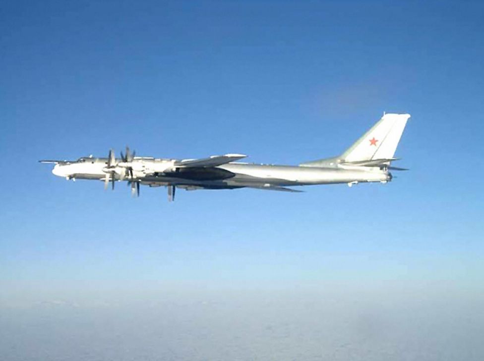 Sebuah pesawat pembom Tu-95, di tahun 2008, di Pasifik, dalam gambar yang disebarkan Angkatan laut AS.
