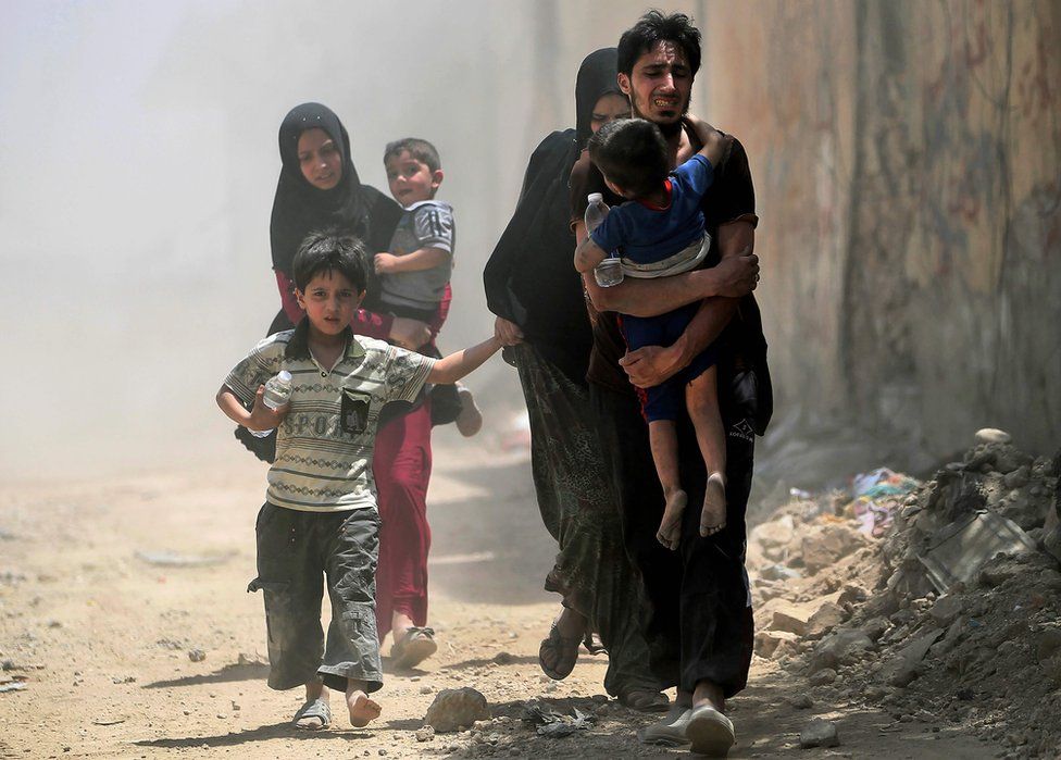 Iraqis flee from the Old City of Mosul