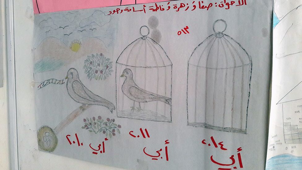El dibujo de un niño refugiado sirio que muestra a un pájaro cantando, luego aparece el mismo pájaro en una jaula y luego una jaula vacía.