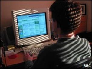 Joven usando internet