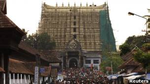 Fiéis no templo de Sree Padmanabhaswamy.