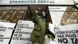 Protesta frente a Starbucks