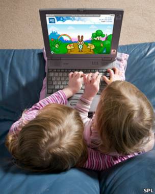 Niñas jugando con un computador