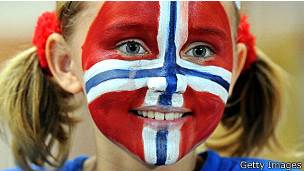 Niña con cara pintada de bandera de Noruega