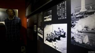 香港六四纪念馆内展示1989年6月5日北京学生拦阻坦克照片（20/4/2014）