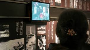 参观者驻足观看香港六四纪念馆播出1989年5月19日凌晨赵紫阳向绝食学生讲话视频（BBC中文网图片1/5/2014）