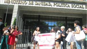 Protesta de la  la Asociación de Afectadas por la Vacuna del Papiloma.