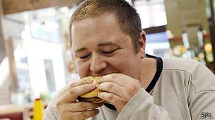 hombre comiendo