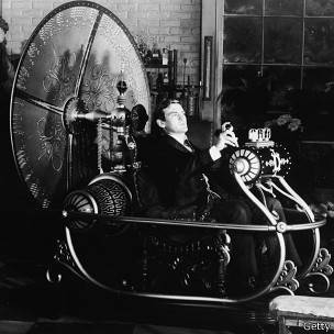 El protagonista de "La máquina del tiempo" viaja al futuro lejano. H.G.Wells popularizó la idea de viajar en el tiempo usando un vehículo y acuño el término "máquina del tiempo". La máquina del tiempo