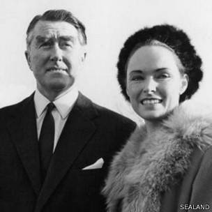 En 1967 Roy Bates declarà la independència de Sealand i es va fer príncep, amb la seva dona.