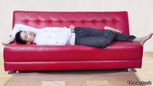Se debe esperar al menos dos horas para acostarse después de comer. Hombre acostado en un sofá