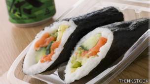 Hoy en día es fácil encontrar nori en los grandes supermercados, tiendas especializadas y restaurantes asiáticos de todo el mundo. Sushi