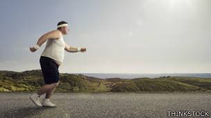 Una persona con sobrepeso puede dañar sus articulaciones al correr. Hombre con sobrepeso corriendo